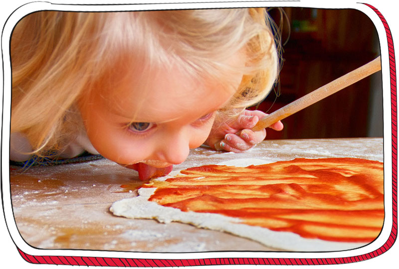 ילדה מלקקת רוטב פיצה