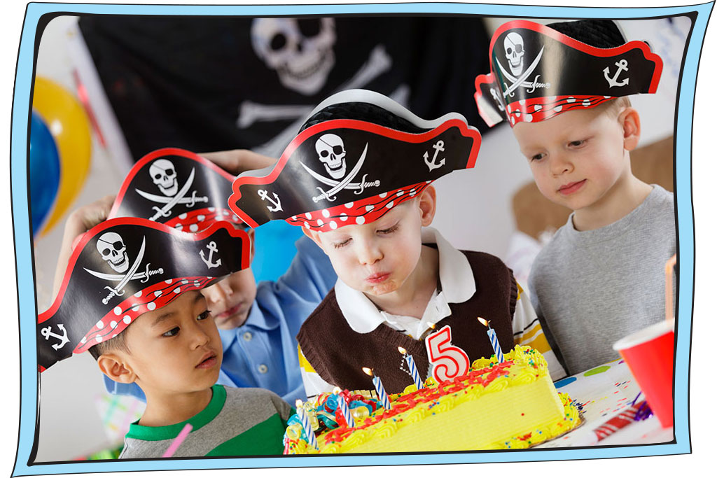 ילדים עם כובעי פיראטים ביום הולדת